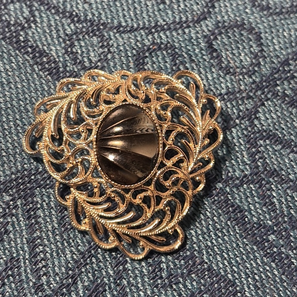 VINTAGE SARAH COVENTRY ROYAL PLUMAGE Silver Tone Filigree 2" Brooch Pin Marked